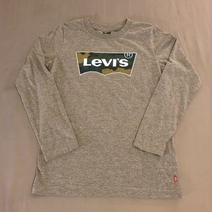 Levi’s Boy’s Long Sleeve Gray Graphic Shirt With Camo Logo Size 10/12